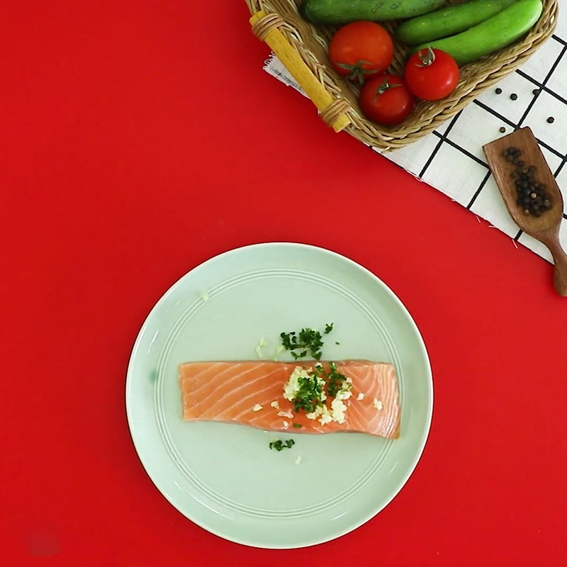 Bước 2 Ướp cá hồi Salad cá hồi dầu giấm