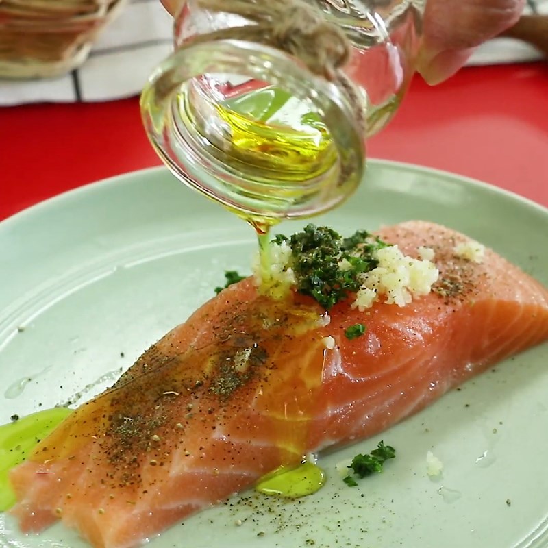 Bước 2 Ướp cá hồi Salad cá hồi dầu giấm