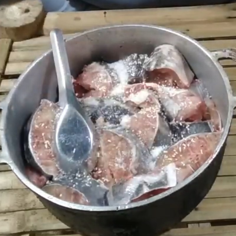 Bước 2 Ướp cá trê Cá trê kho dưa chua