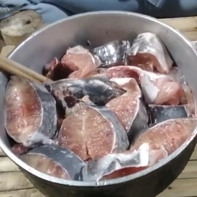Bước 2 Ướp cá trê Cá trê kho dưa chua