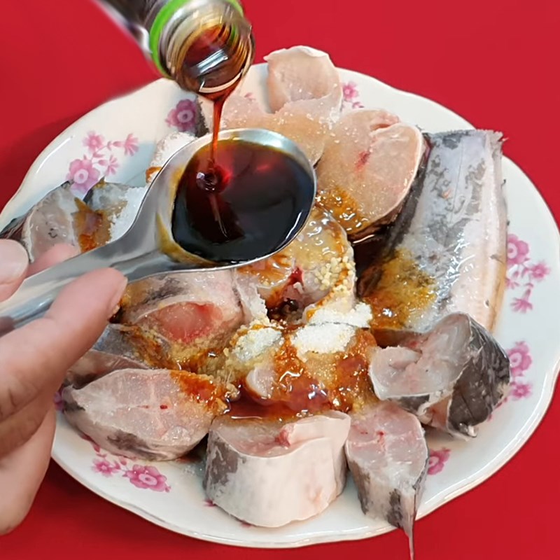 Bước 3 Ướp cá với gia vị Cá trê kho tương hột