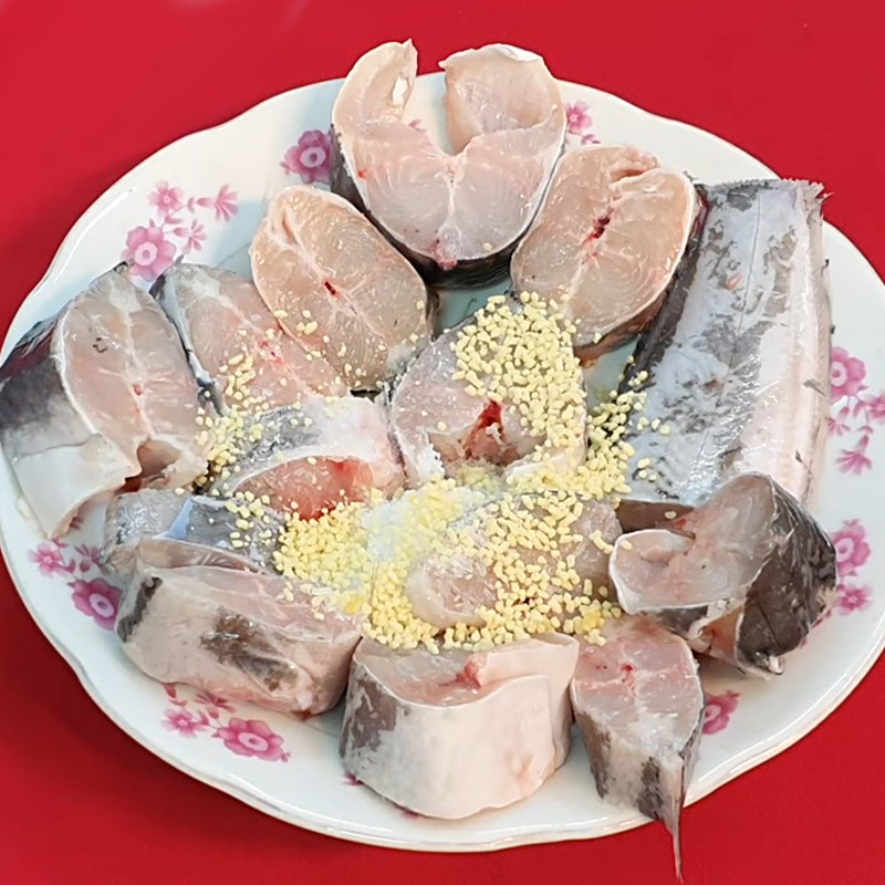 Bước 3 Ướp cá với gia vị Cá trê kho tương hột