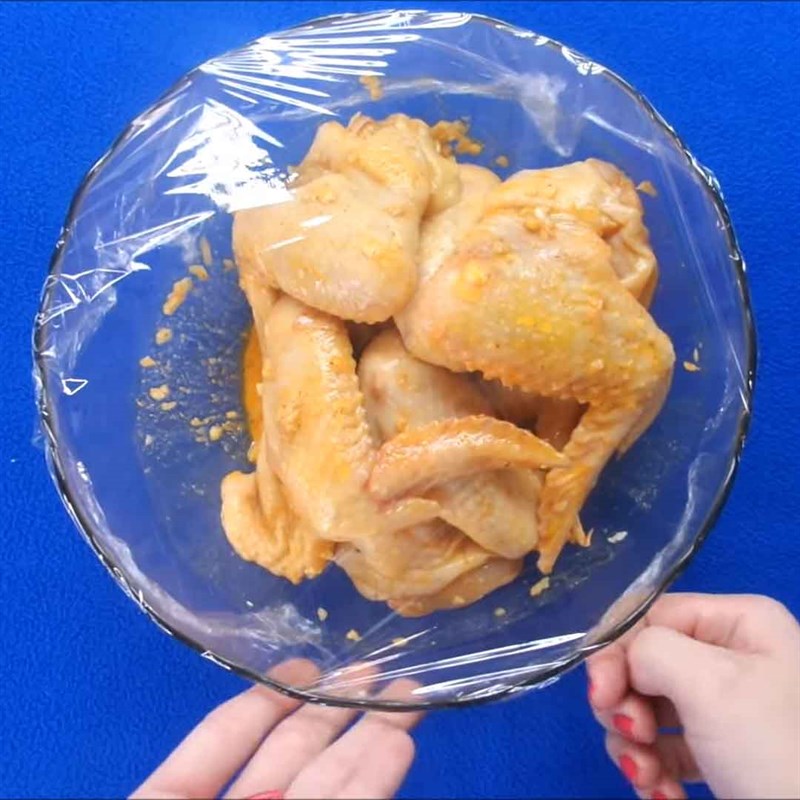 Bước 3 Ướp gà Xôi gà chiên bơ
