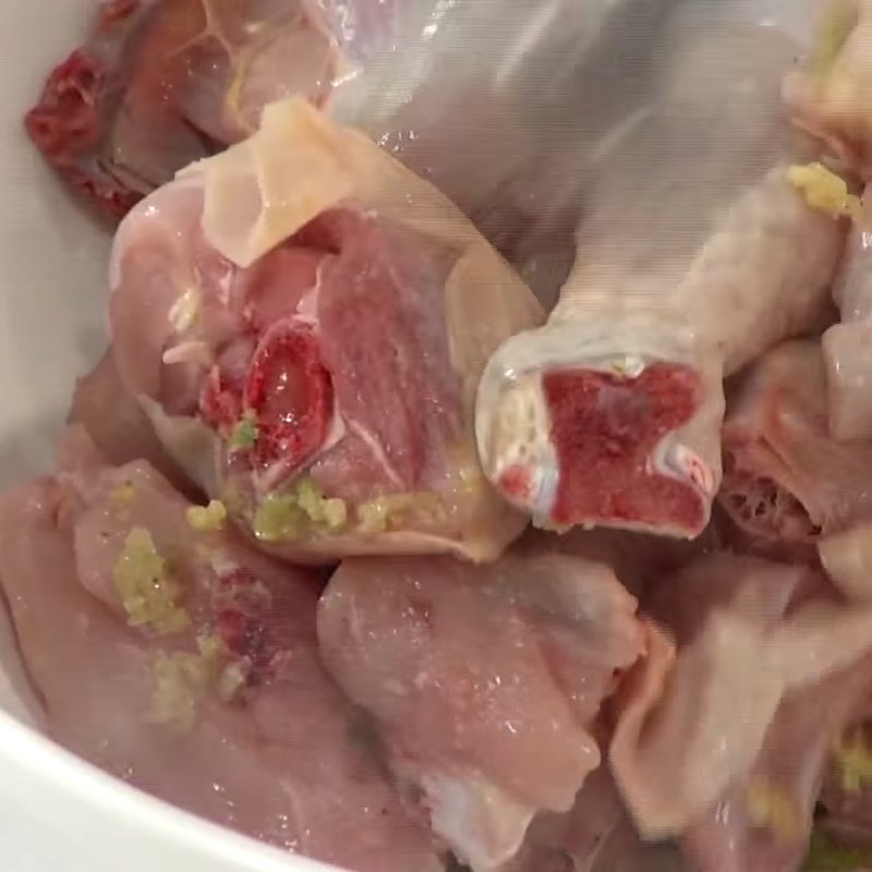 Bước 3 Ướp gà Canh gà lá é