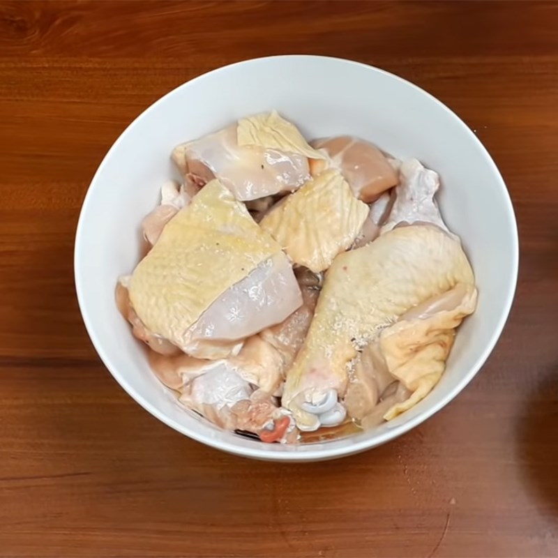 Bước 2 Ướp gà Gà kho trứng cút