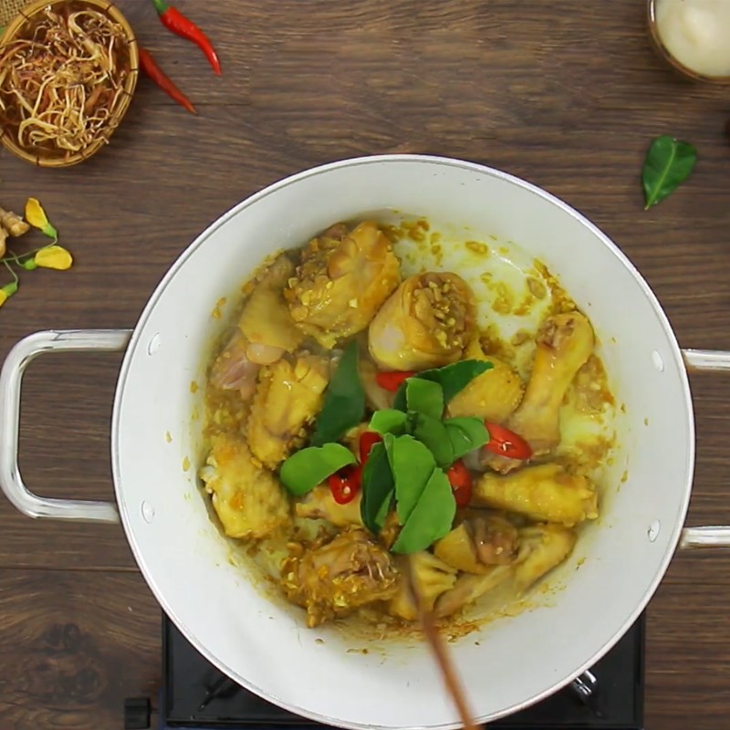 Bước 2 Ướp gà và xào thịt gà Lẩu gà lá chúc chua cay