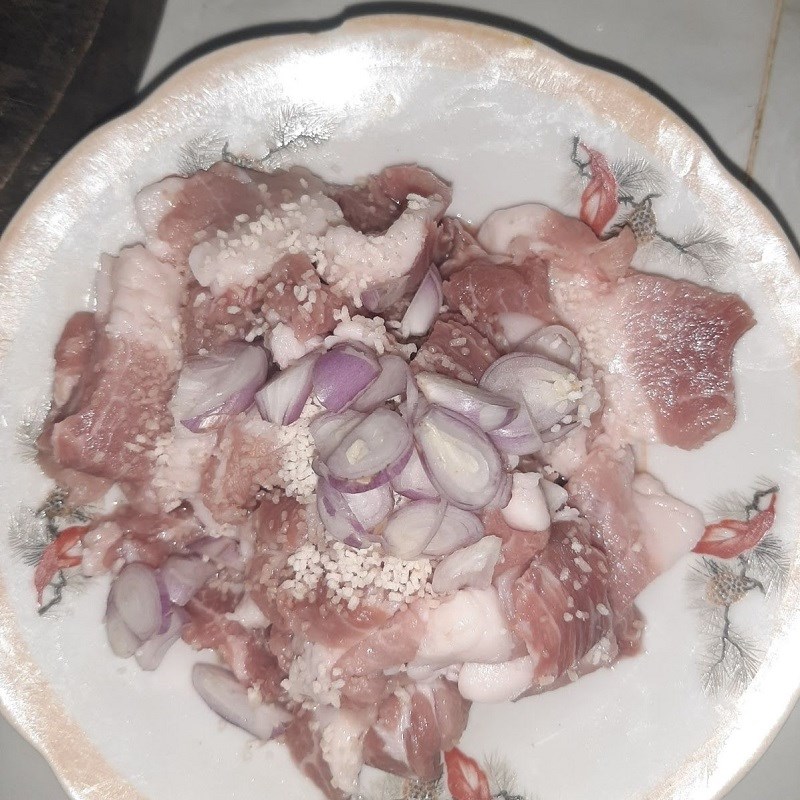 Bước 3 Ướp thịt Dưa môn xào thịt heo