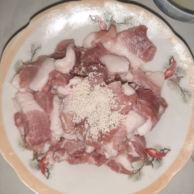 Bước 3 Ướp thịt Dưa môn xào thịt heo