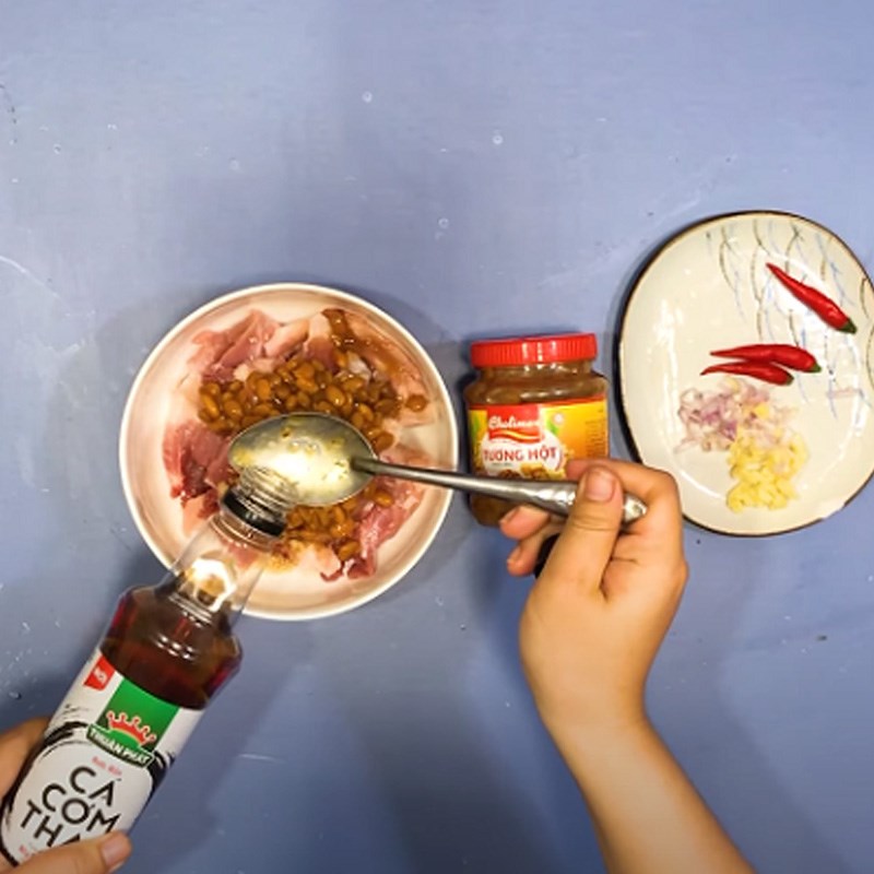 Bước 2 Ướp thịt thịt kho tương hột