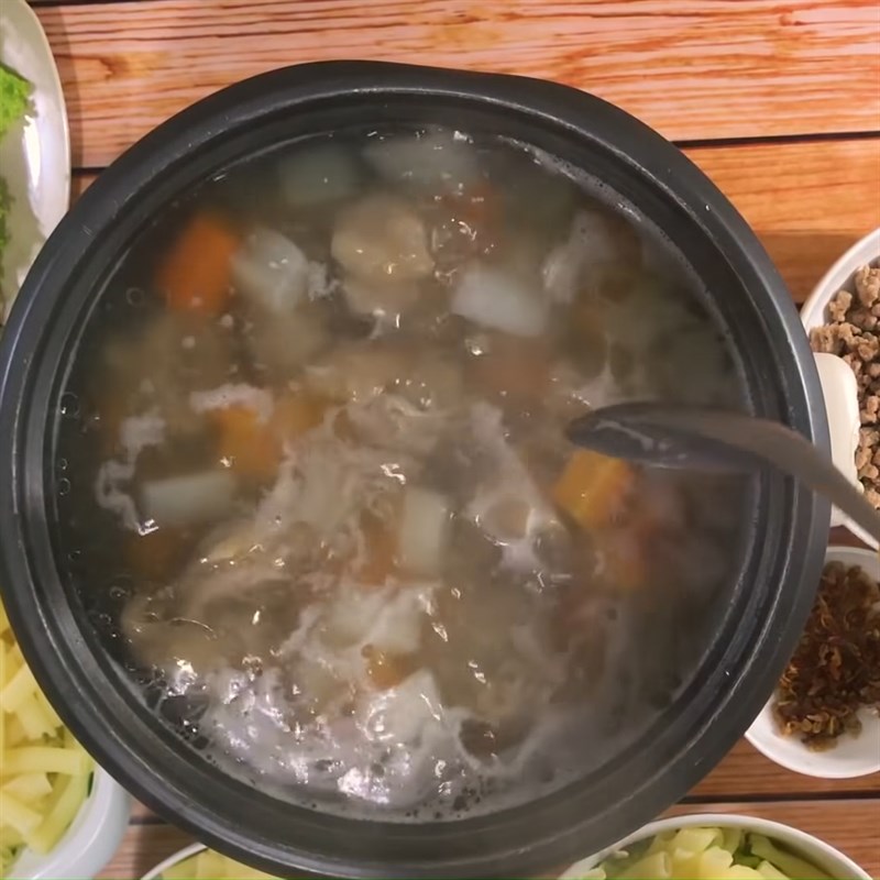Bước 3 Nấu nước dùng Nui giò heo thịt băm