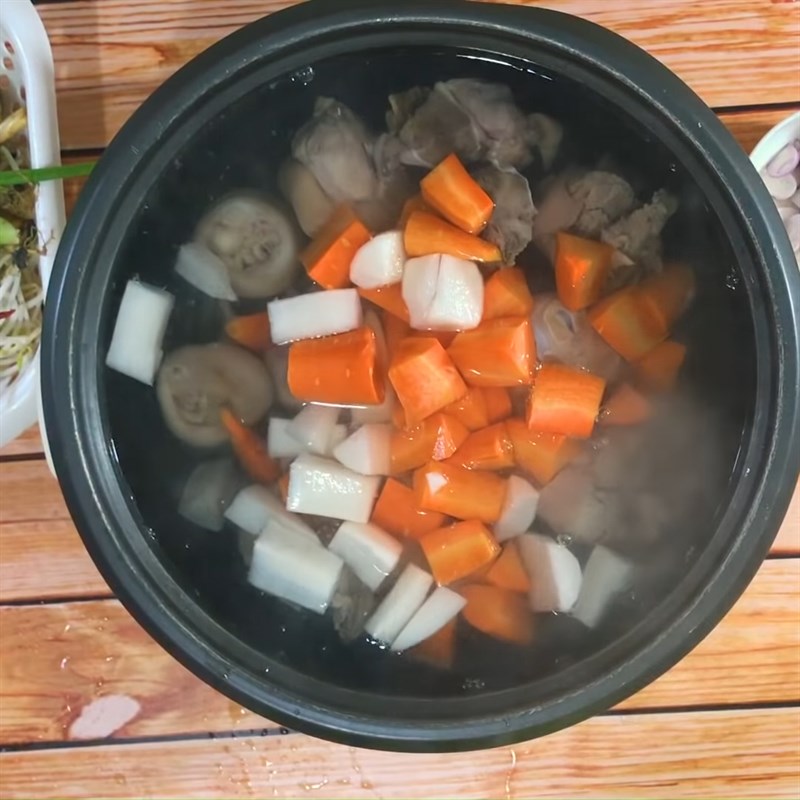 Bước 3 Nấu nước dùng Nui giò heo thịt băm