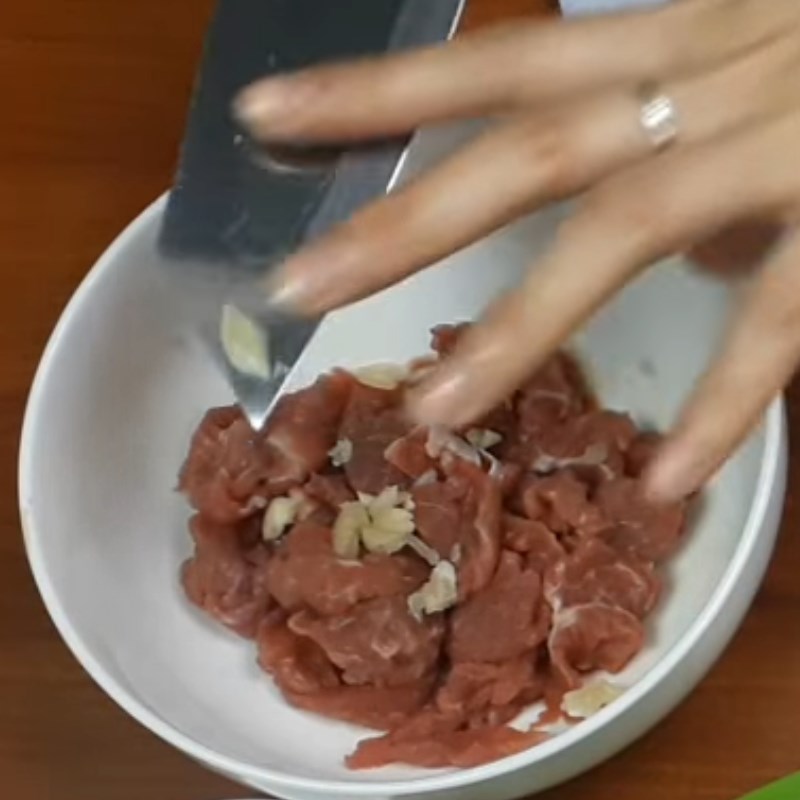 Bước 2 Ướp thịt bò Su su xào thịt bò