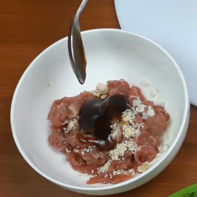 Bước 2 Ướp thịt bò Su su xào thịt bò