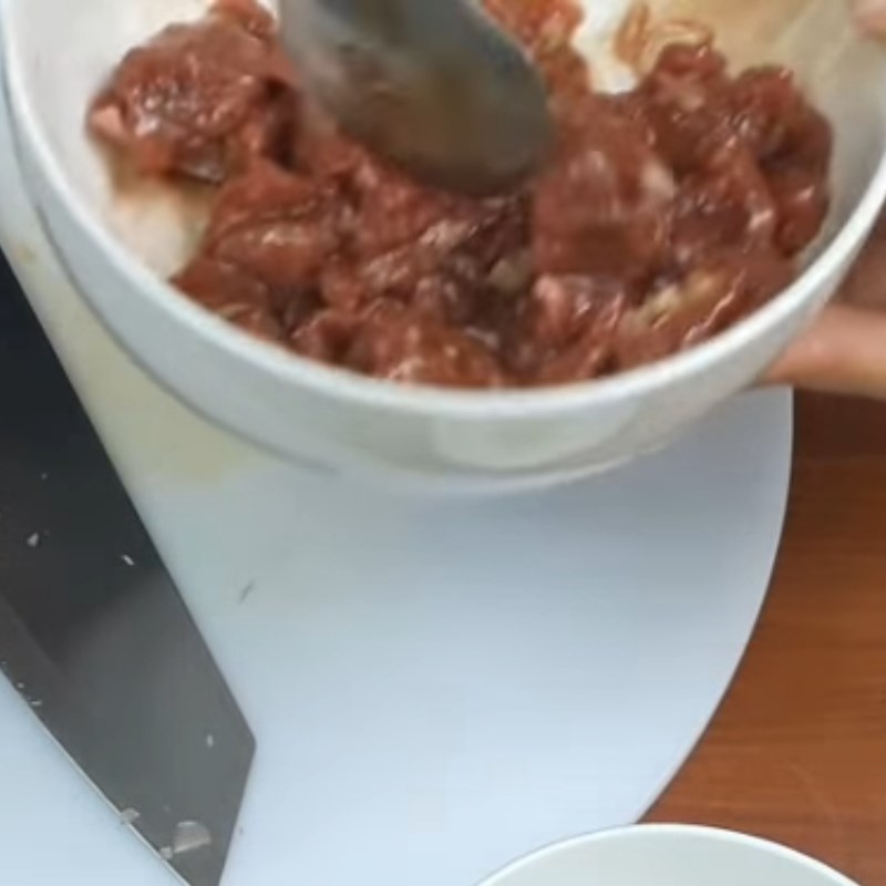 Bước 2 Ướp thịt bò Su su xào thịt bò