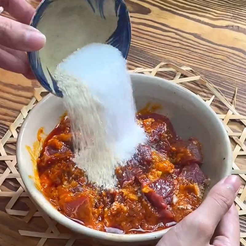 Bước 1 Ướp thịt bò Lẩu bò sa tế (Công thức được chia sẻ từ TikTok Cách Nấu Ngon cùng Cách Nấu Ngon)