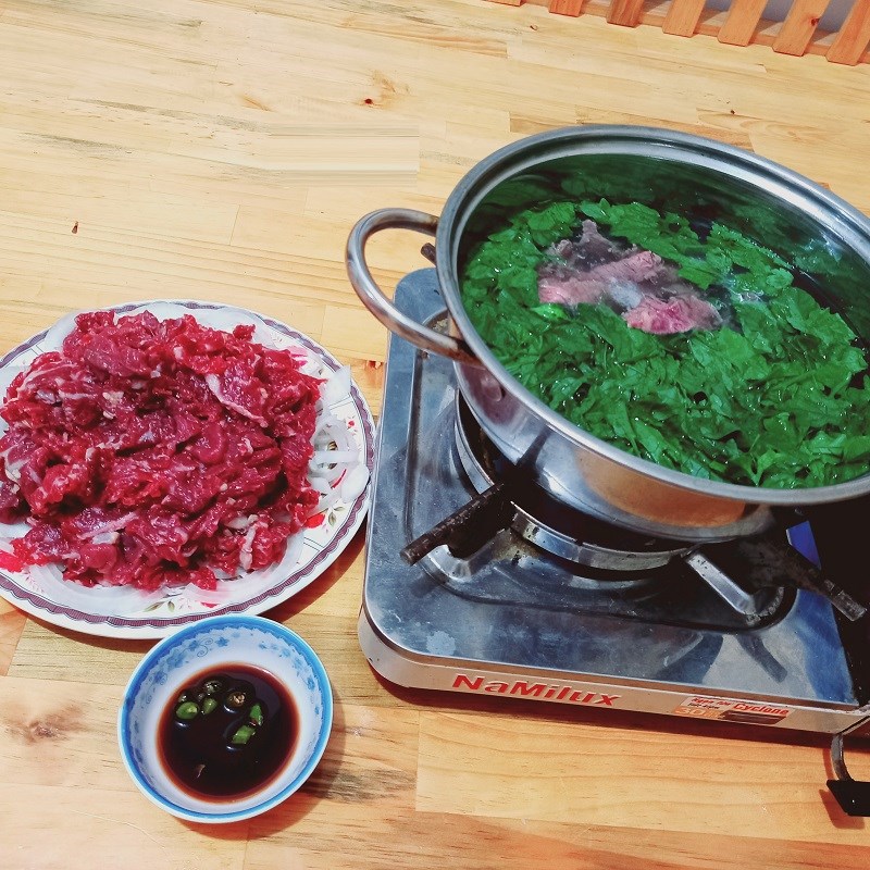 Bước 3 Nấu nước dùng và hoàn thành món ăn Bò nhúng nước dừa lá khổ qua rừng (công thức được chia sẻ từ người dùng)