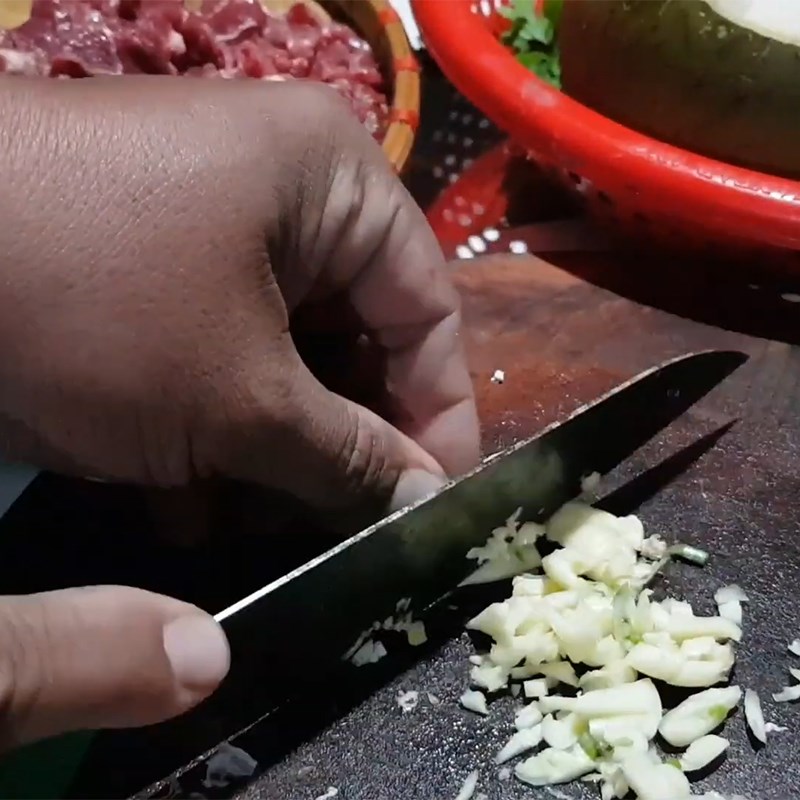 Bước 2 Ướp thịt bò Bò nhúng nước dừa lá khổ qua rừng