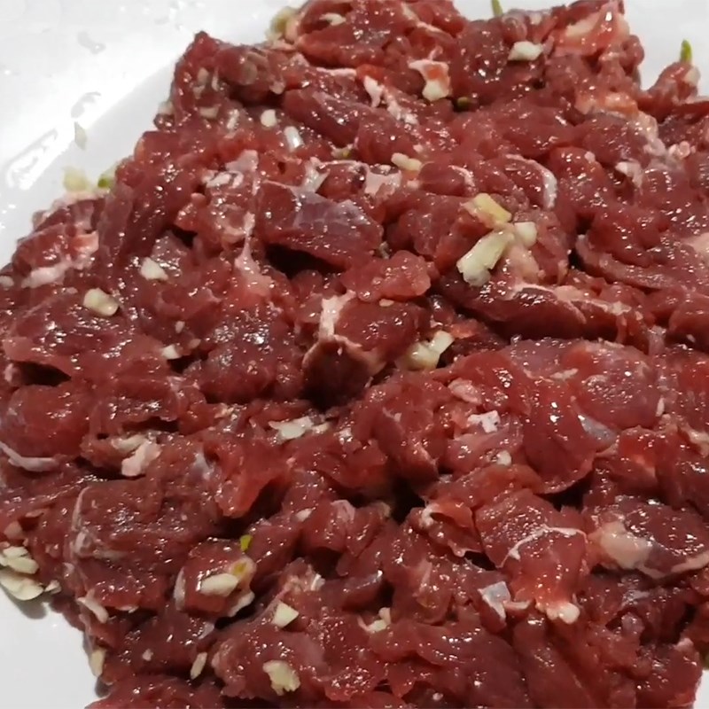 Bước 2 Ướp thịt bò Bò nhúng nước dừa lá khổ qua rừng