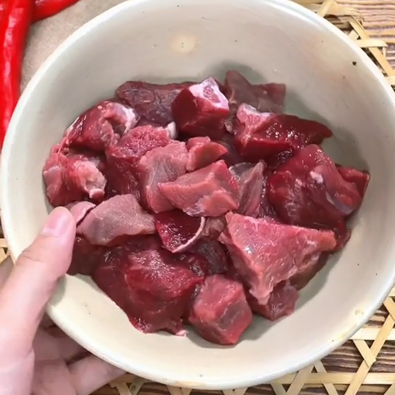 Bước 1 Ướp thịt bò Lẩu bò sa tế (Công thức được chia sẻ từ TikTok Cách Nấu Ngon cùng Cách Nấu Ngon)