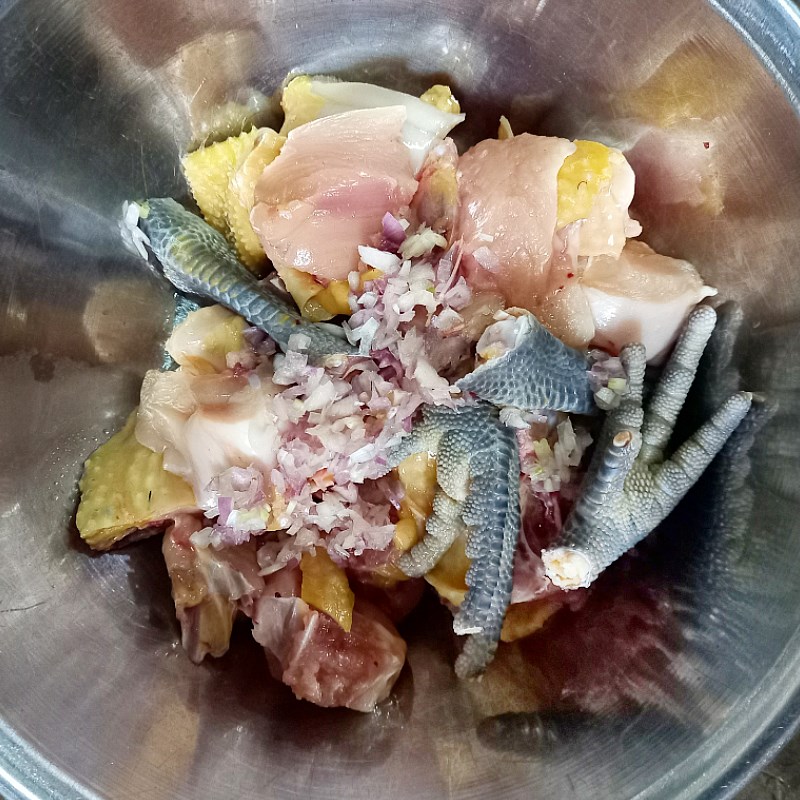 Bước 2 Ướp thịt gà Canh gà lá giang