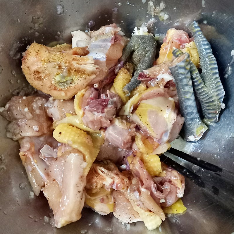 Bước 2 Ướp thịt gà Canh gà lá giang