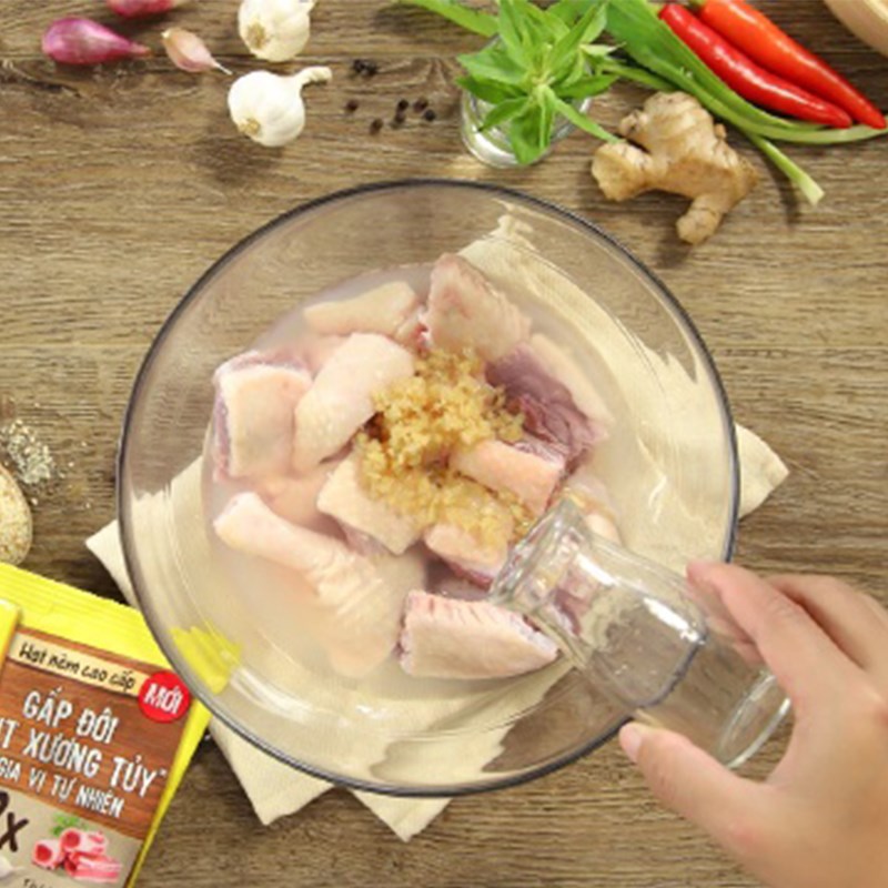 Bước 2 Ướp thịt vịt Canh vịt nấu măng