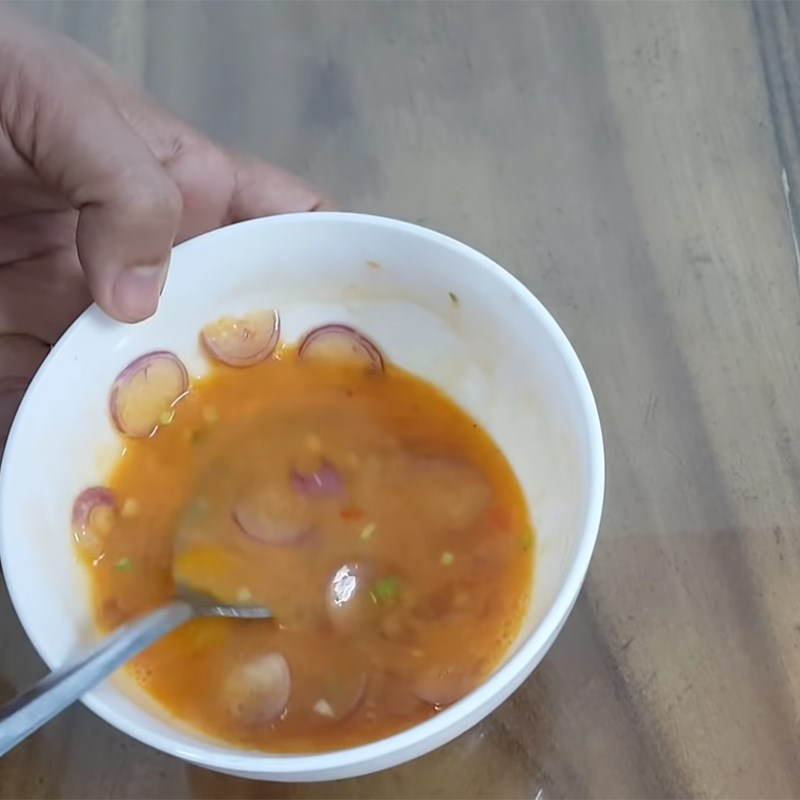 Bước 3 Ướp và đánh trứng Mì chiên trứng