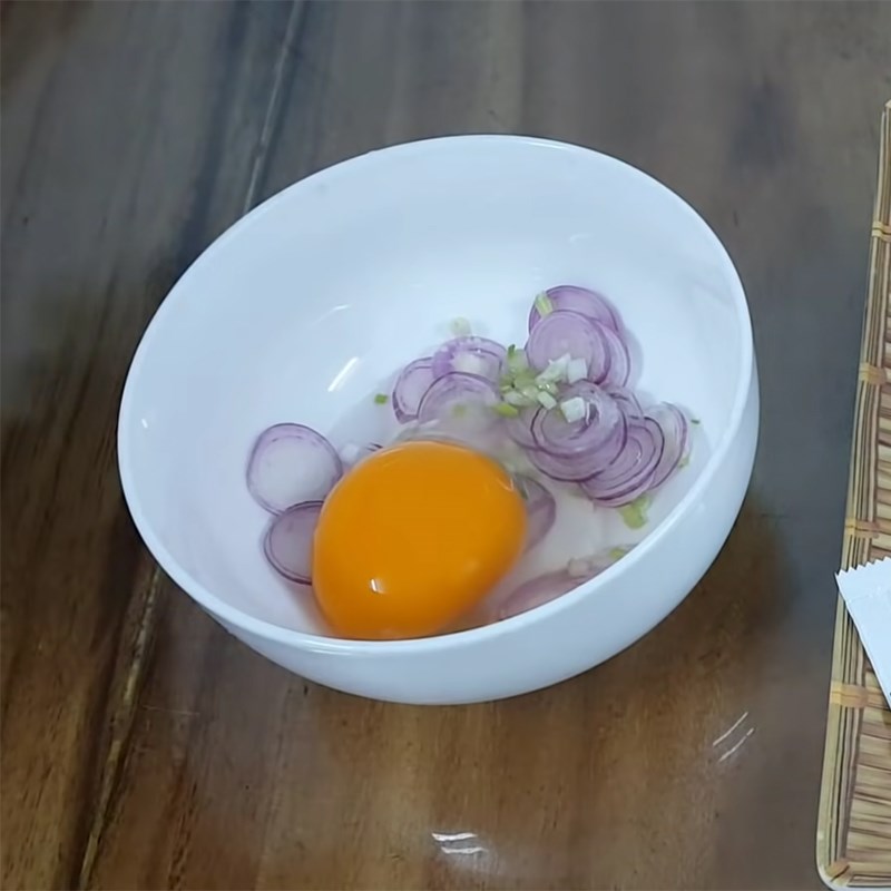 Bước 3 Ướp và đánh trứng Mì chiên trứng