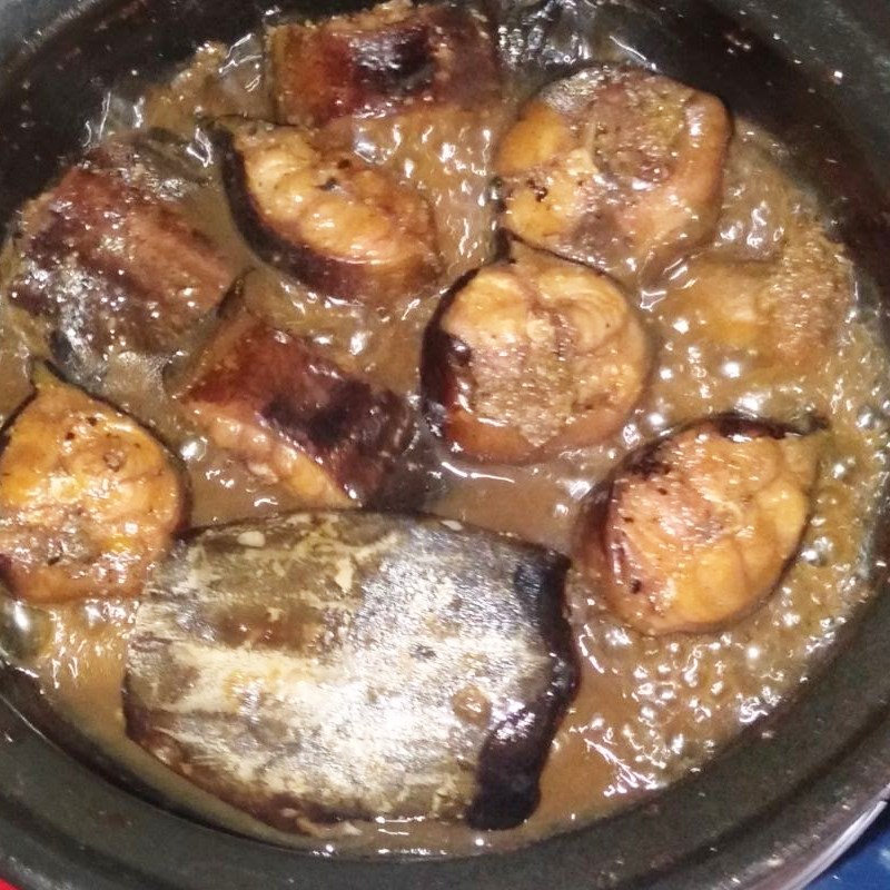 Bước 2 Ướp và kho cá Cá trê kho tiêu