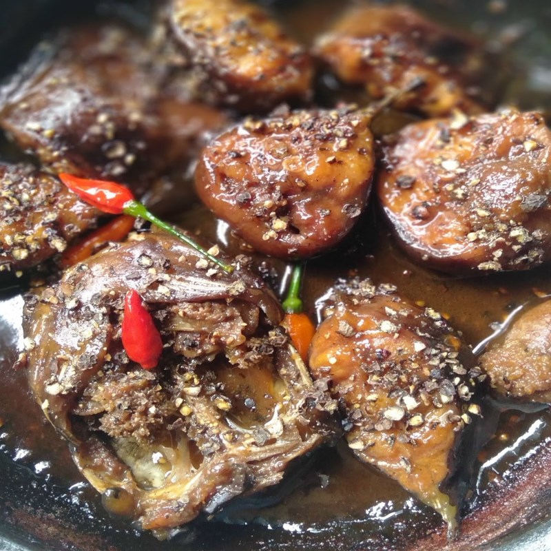 Bước 2 Ướp và kho cá Cá trê kho tiêu