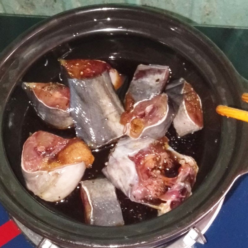 Bước 2 Ướp và kho cá Cá trê kho tiêu
