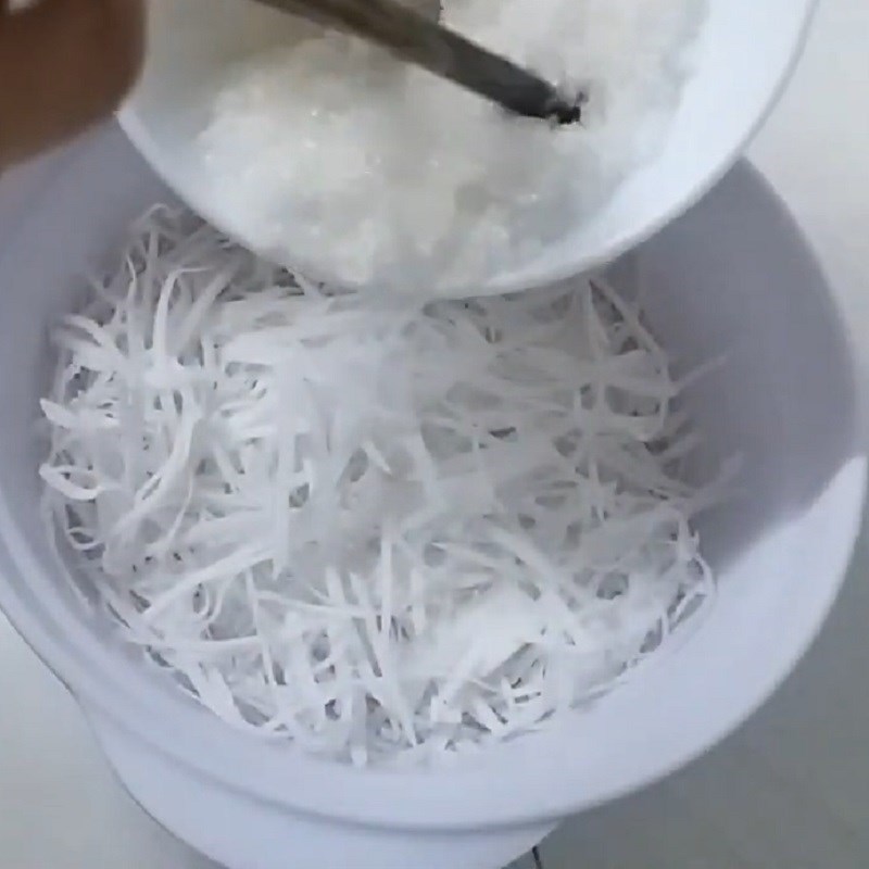 Bước 2 Ướp và xào dừa Xôi cốm dừa