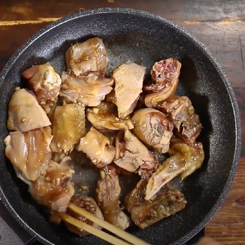 Bước 2 Ướp và xào gà Gà hầm bí đỏ