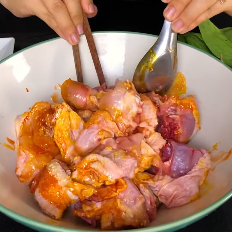Bước 2 Ướp và xào thịt gà Lẩu gà Thái chua cay
