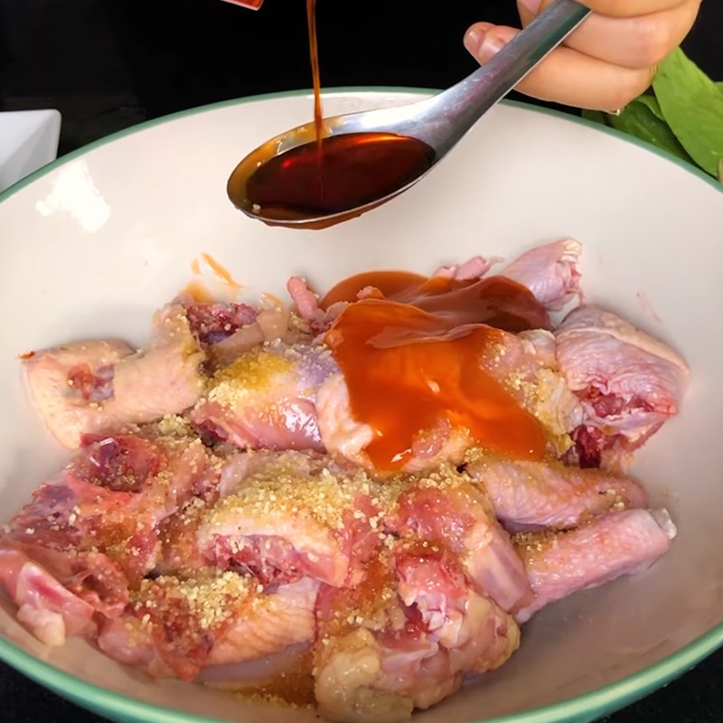 Bước 2 Ướp và xào thịt gà Lẩu gà Thái chua cay