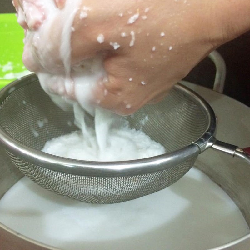 Bước 2 Vắt nước cốt dừa, lá dứa, lá cẩm Bánh cuốn ngọt miền Tây