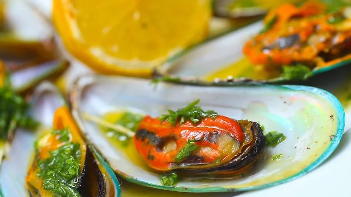 Vẹm xanh nướng bơ ngò tây