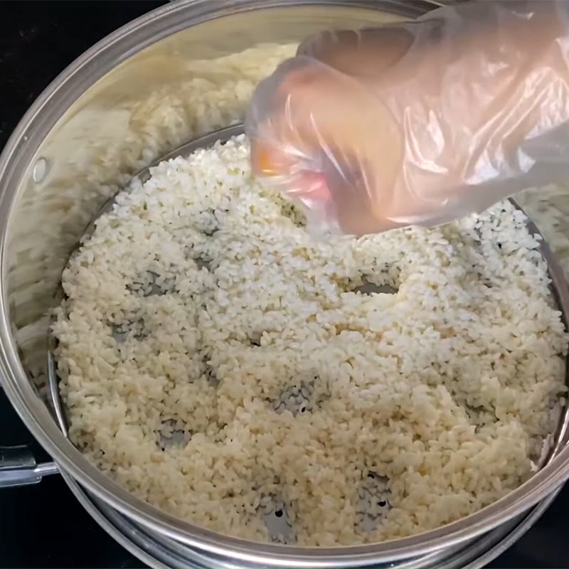 Bước 3 Vo gạo và hấp xôi Xôi‌ ‌gà‌ ‌rôti‌ ‌trứng‌ ‌non‌
