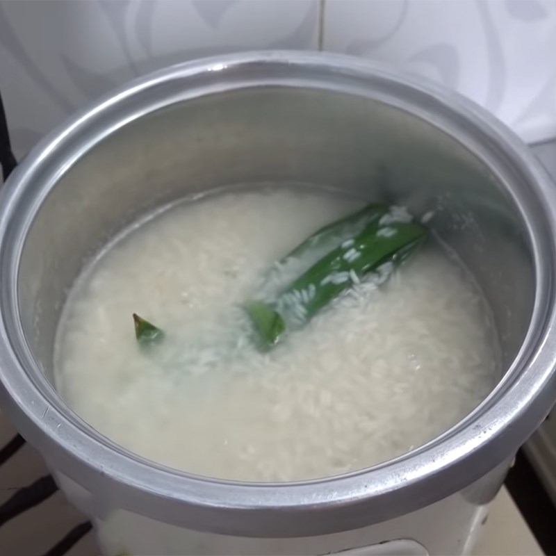 Bước 2 Vo và nấu gạo nếp Chè đậu trắng bằng nồi cơm điện