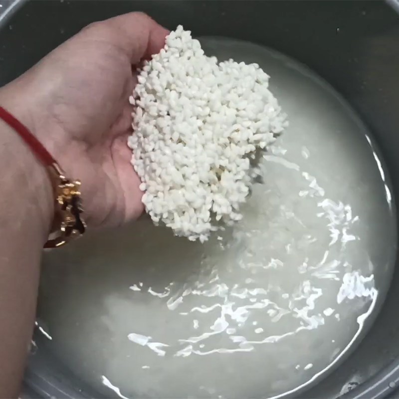 Bước 2 Vo và nấu gạo nếp Chè đậu trắng bằng nồi cơm điện và nồi áp suất