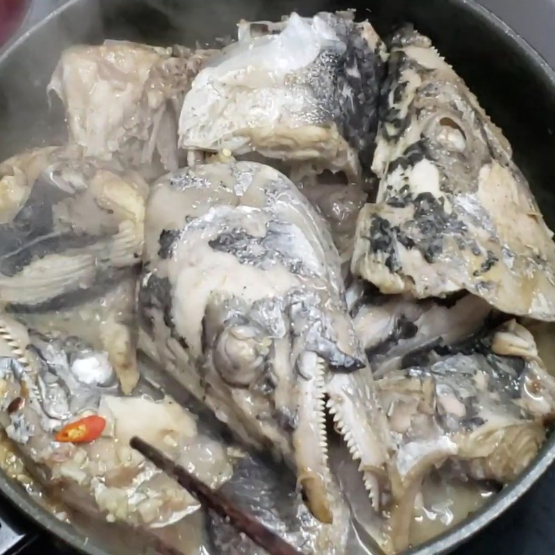 Bước 2 Xào cá Canh chua đầu cá thu rau muống