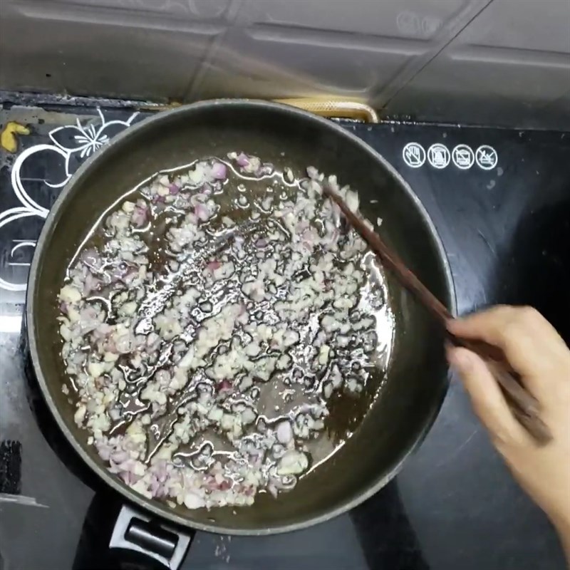Bước 2 Xào cá Canh chua đầu cá thu rau muống