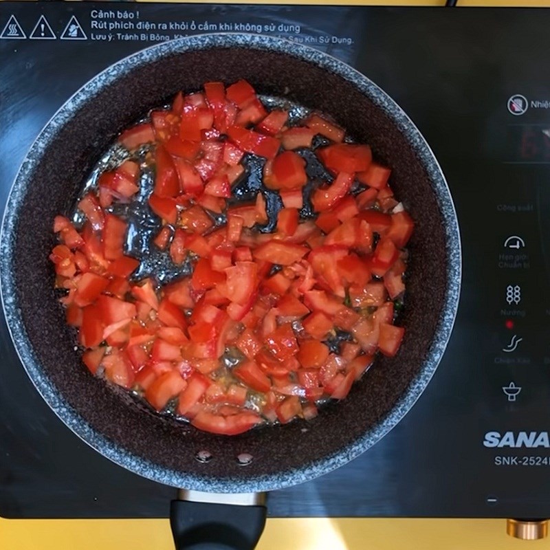 Bước 3 Xào cà chua Cá thu Nhật kho cà chua