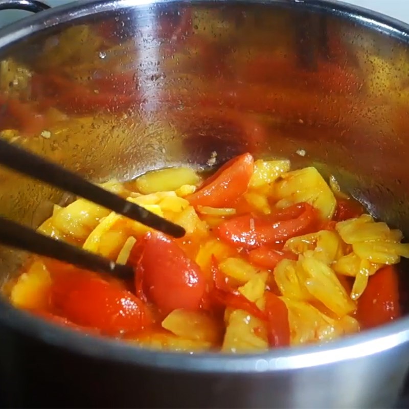 Bước 4 Xào cà chua và thơm Bún cá cam