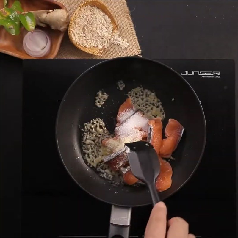 Bước 2 Xào cá hồi Cháo cá hồi yến mạch
