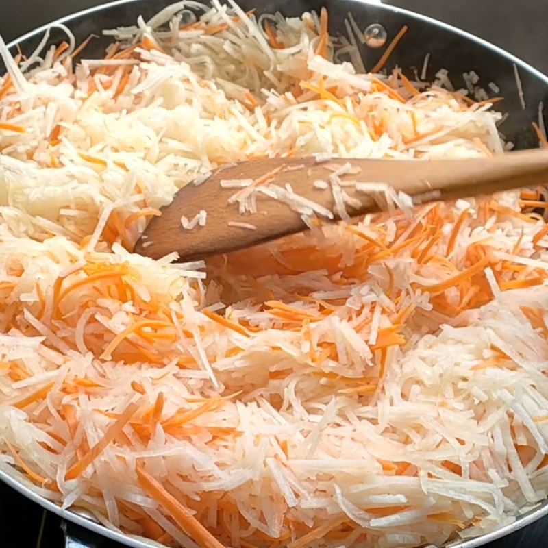 Bước 2 Xào cà rốt và củ Bún bì chay