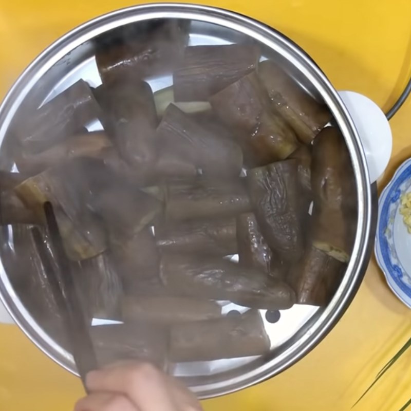 Bước 2 Hấp cà tím Cà tím xào nước tương