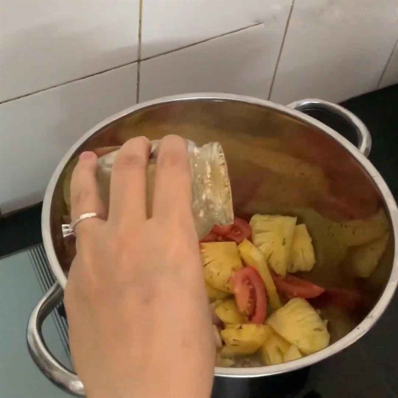 Bước 3 Xào các nguyên liệu Lẩu cá mú chua cay