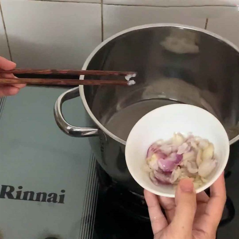 Bước 3 Xào các nguyên liệu Lẩu cá mú chua cay
