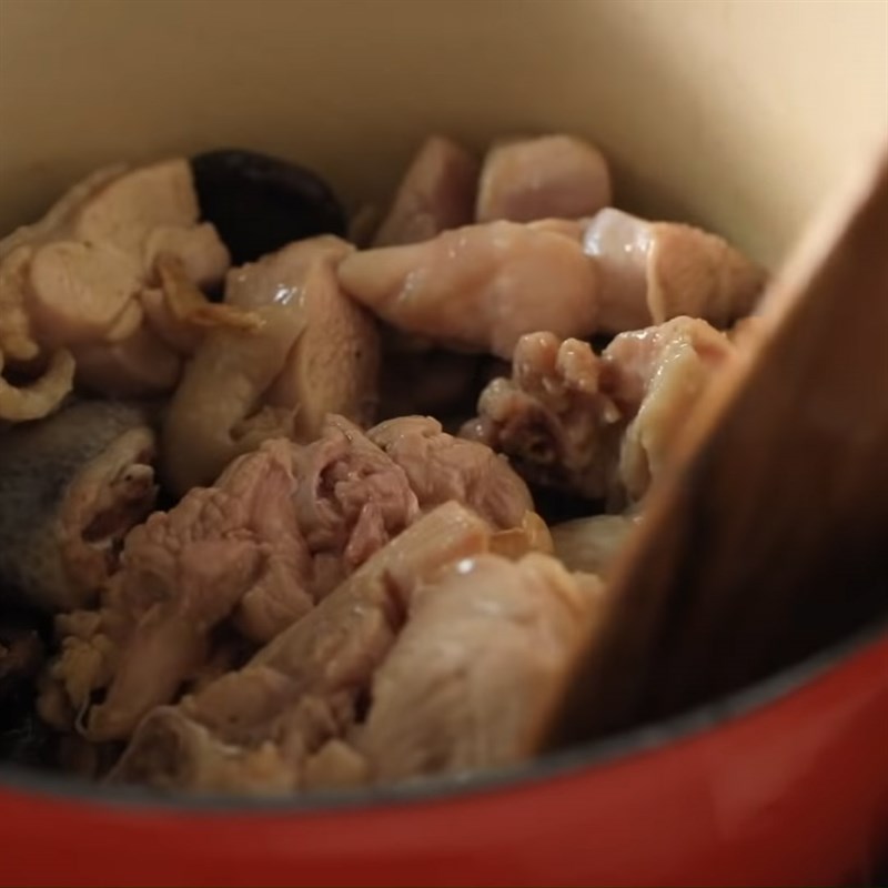 Bước 3 Xào các nguyên liệu Mì gà nấm